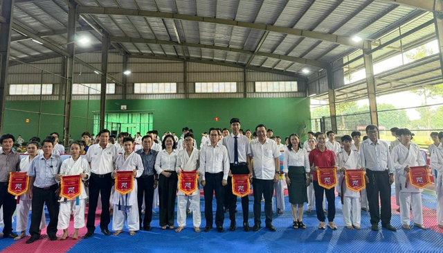 Sôi động Giải Vô địch Karate tỉnh Bình Dương năm 2024 - Ảnh 4.